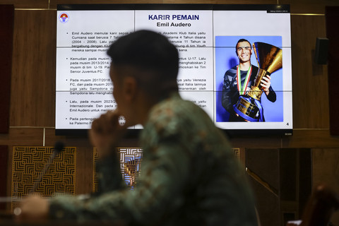 Anggota Komisi X DPR mengamati layar pada rapat kerja dengan Wakil Menteri Pemuda dan Olahraga dan Ketum PSSI di Kompleks Parlemen, Senayan, Jakarta, Rabu (5/3/2025). Foto: Dhemas Reviyanto/ANTARA FOTO