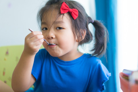 Ilustrasi anak makan. Foto: Shutterstock