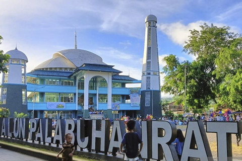 Alun-Alun Palabuhanratu yang dijadikan titik nol kilometer Kabupaten Sukabumi, Jawa Barat. Foto: Aditya Rohman/ANTARA