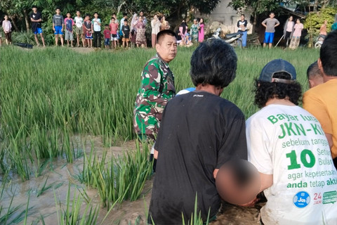 Korban banjir ditemukan di Desa Mulyajaya, Kecamatan Telukjambe Barat, Karawang, Rabu (5/3/2025). Foto: kumparan