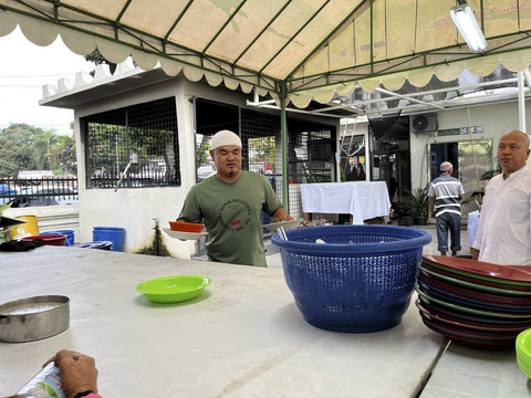Proses pembagian bubur sup tradisi Ramadan di Masjid Raya Al Mashun Medan. Foto: Tri Vosa/kumparan