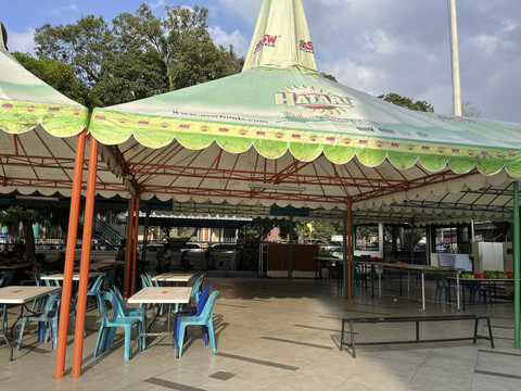 Proses pembagian bubur sup tradisi Ramadan di Masjid Raya Al Mashun Medan. Foto: Tri Vosa/kumparan