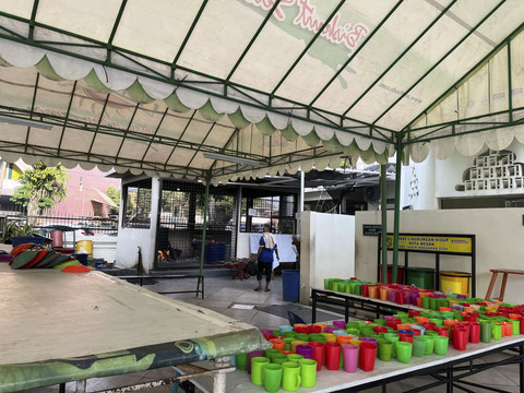Proses pembagian bubur sup tradisi Ramadan di Masjid Raya Al Mashun Medan. Foto: Tri Vosa/kumparan