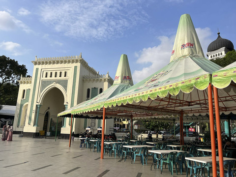 Proses pembagian bubur sup tradisi Ramadan di Masjid Raya Al Mashun Medan. Foto: Tri Vosa/kumparan