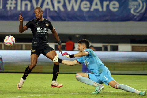 Pemain Dewa United Alex Martins berusaha melewati kiper Semen Padang Arthur Agusto pada pertandingan Liga 1 di Stadion Pakansari, Kabupaten Bogor, Jawa Barat, Rabu (5/3/2025). Foto: Yulius Satria Wijaya/ANTARA FOTO
