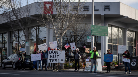 Warga gelar unjuk rasa terkait peran Elon Musk di pemerintahan Presiden AS Donald Trump, di luar dealer Tesla di Palo Alto, California, AS 5 Maret 2025. Foto: REUTERS/Carlos Barria