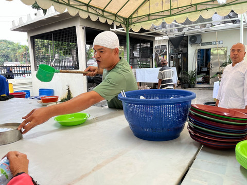 Suasana pembagian bubur sup tradisi Ramadan di Masjid Raya Al Mashun Medan. Foto: Tri Vosa/kumparan