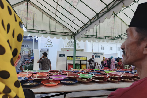 Proses pembagian bubur sup tradisi Ramadan di Masjid Raya Al Mashun Medan. Foto: Dok. Istimewa