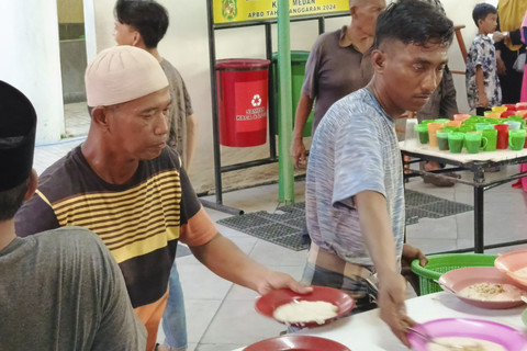 Proses pembagian bubur sup tradisi Ramadan di Masjid Raya Al Mashun Medan. Foto: Dok. Istimewa