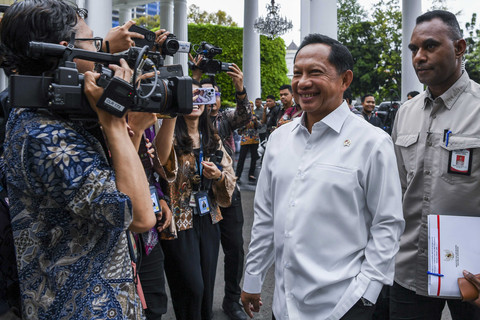 Mendagri Tito Karnavian (kedua kanan) menjawab pertanyaan wartawan saat tiba untuk menghadiri ta... </div>
<div class=