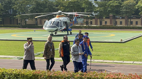 Gubenur DKI Jakarta Pramono Anung tiba usai meninjau banjir lewat udara di Mabes Polri, Jakarta, Kamis (6/3/2025).  Foto: Rayyan Farhansyah/kumparan
