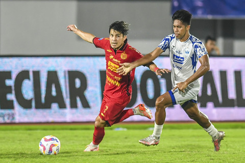 Pesepak bola Persija Jakarta Ryo Matsumura (kiri) mengejar bola dibayangi pesepak bola PSIS Semarang Sandy Ferizal (kanan) saat pertandingan Liga 1 di Stadion Indomilk Arena, Kabupaten Tangerang, Banten, Rabu (5/3/2025). Foto: Galih Pradipta/ANTARA FOTO
