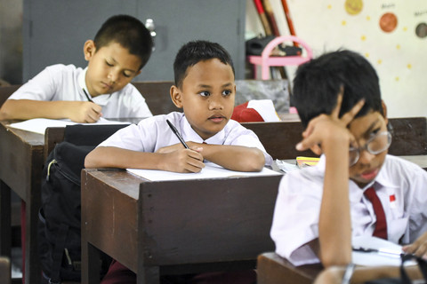 Sejumlah siswa mengikuti kegiatan belajar saat bulan Ramadhan di SDN Slipi 15, Jakarta, Kamis (6/3/2025). Foto: Sulthony Hasanuddin/ANTARA FOTO 
