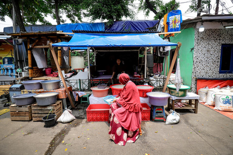 Pedagang menata kolang-kaling di Jalan Jati Bunder, kawasan Pasar Tanah Abang, Jakarta, Kamis (6/3/2025). Foto: Jamal Ramadhan/kumparan