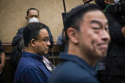 Eks Menteri Perdagangan RI Thomas Trikasih Lembong alias Tom Lembong didampingi Mantan Gubernur DKI Jakarta Anies Baswedan saat sidang perdana terkait kasus dugaan korupsi importasi gula di Pengadilan Negeri (PN) Jakarta Pusat, Kamis (6/3/2025). Foto: Iqbal Firdaus/kumparan