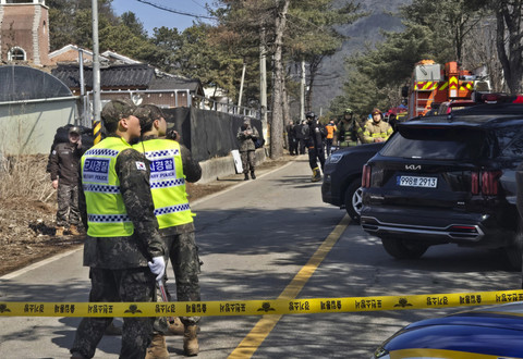 Seorang tentara Korea Selatan berjaga di dekat lokasi kecelakaan bom di luar lapangan latihan tembak militer di Pocheon pada tanggal 6 Maret 2025.  Foto: Yonhap/AFP