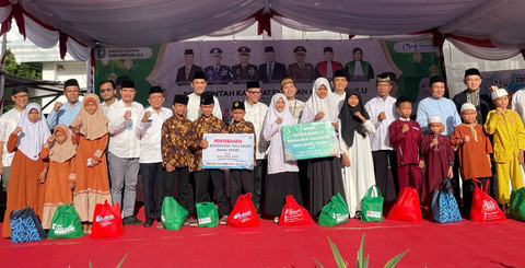 Bank Sumsel Babel Cabang Baturaja menyalurkan bingkisan kepada anak yatim. (ist)