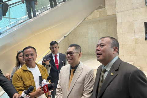 Wakil Ketua DPR RI Adies Kadir (kiri) dan Wakil Ketua DPR RI Cucun Syamsurijal (kanan) usai rapat paripurna, di Komplek Parlemen Senayan, Jakarta Pusat, Kamis (6/3/2025).  Foto: Alya Zahra/kumparan 