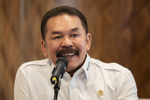 Jaksa Agung Sanitiar Burhanuddin memberikan keterangan usai pertemuan dengan Direktur Utama Pertamina di Kejaksaan Agung, Jakarta, Kamis (6/3/2025). Foto: Bayu Pratama S/ANTARA FOTO