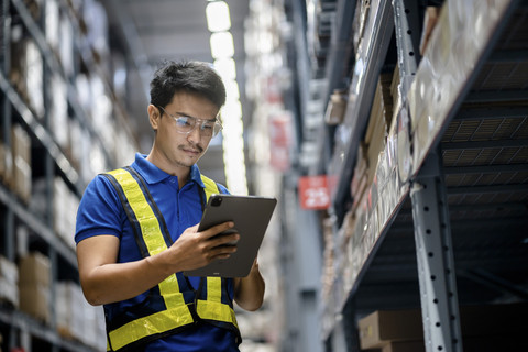 Ilustrasi Jasa Logistik. Foto: Gumbariya/Shuttertock