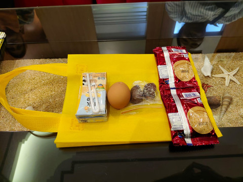Menu MBG saat puasa di SMKN 4 Yogyakarta dari telur hingga biskuit, Kamis (6/3). Foto: Arfiansyah Panji/kumparan