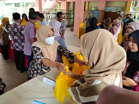 Menu MBG saat puasa di SMKN 4 Yogyakarta dari telur hingga biskuit, Kamis (6/3). Foto: Arfiansyah Panji/kumparan