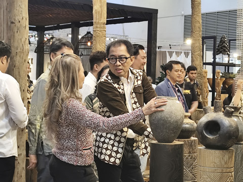 Wakil Menteri Perindustrian (Wamenperin) Faisol Riza dalam gelaran Indonesia International Furniture Expo (IFEX), Jakarta International Expo (JiExpo), Kamis (6/3/2025). Foto: Widya Islamiati/kumparan