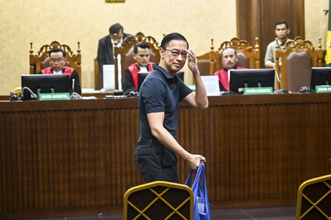 Terdakwa kasus dugaan korupsi impor gula Thomas Lembong mengikuti sidang pembacaan dakwaan di Pengadilan Tipikor, Jakarta, Kamis (6/3/2025). Foto: Rivan Awal Lingga/ANTARA FOTO