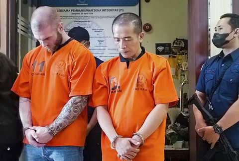 WN Inggris berinisial TP saat dihadirkan dalam jumpa pers kasus narkoba di Gedung BNN Bali, Kamis (6/3/2025). Foto: Denita BR Matondang/kumparan