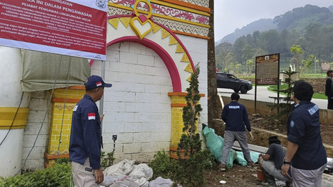 Sejumlah petugas membongkar tempat wisata Hibisc Fantasy di Kawasan Puncak, Kamis (6/3/2025).  Foto: kumparan