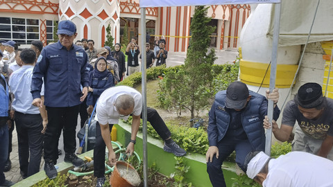Sejumlah petugas membongkar tempat wisata Hibisc Fantasy di Kawasan Puncak, Kamis (6/3/2025).  Foto: kumparan