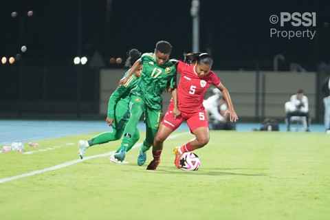 Gea Yumanda, pemain Timnas Wanita Indonesia, saat berduel dengan pemain Timnas Wanita Arab Saudi (20/2) Foto: PSSI