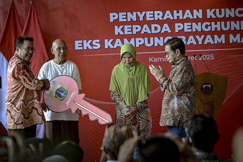 Gubernur DKI Jakarta Pramono Anung beserta wagub Rano Karno, melakukan penyerahan kunci Kampung Susun Bayam kepada perwakilan warga eks Kampung Bayam di Kampung Susun Bayam, Jakarta Utara, Kamis (6/3/2025). Foto: Jamal Ramadhan/kumparan