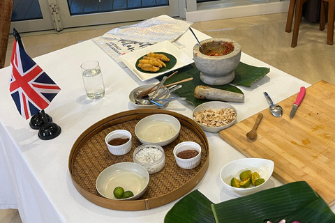 Duta Besar Inggris untuk Indonesia, Dominic Jermey Membuat sambal di acara buka puasa bersama media di kediamannya di Jakarta Selatan, Kamis (6/3/2025). Foto: Tiara Hasna/kumparan