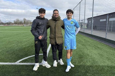Kiper ADO Den Haag U-15, Ferran Alinegara, bertemu dengan Fardy Bachdim. Foto: Dok. Pribadi