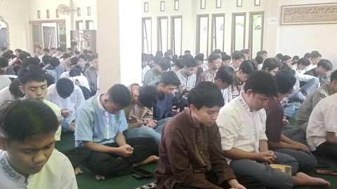 Momen Siswa dan guru di SMAN 1 Bandung berdoa bersama setelah salat duha, Jumat (7/3/2025). Foto: Robby Bouceu/kumparan