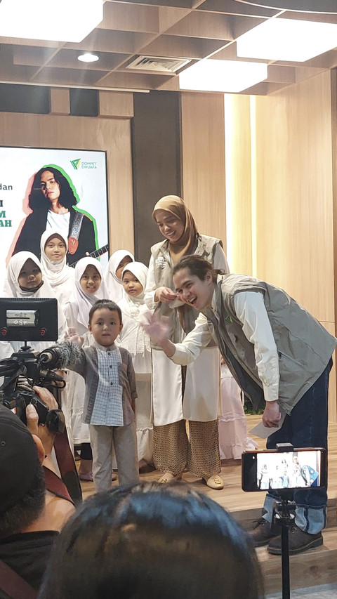 Dompet Dhuafa me-launching kolaborasi dengan Dul Jaelani dalam program "Berzakat Kerennya Gak Ada Obat!" di Philantrophy Building, Jakarta Selatan, Kamis (6/3/2025) .  Foto: Nabila Ulfa Jayanti/kumparan