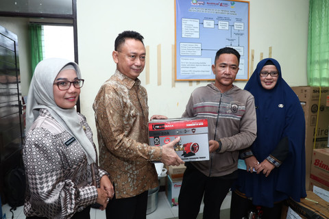 Wali Kota Pontianak, Edi Rusdi Kamtono saat menyerahkan bantuan kepada salah satu pengusaha UMKM. Foto: Dok, Prokopim Pemkot Pontianak