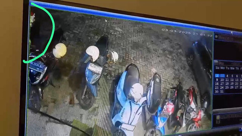 Rekaman CCTV detik-detik pelaku mencuri motor di area parkir Tomoro Coffee. | Foto: Istimewa