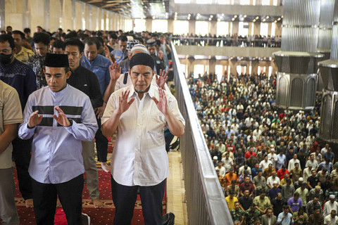 Sejumlah umat Muslim melaksanakan Salat Jumat pertama saat Bulan Ramadan 1446 Hijriah di Masjid Isitqlal, Jakarta, Jumat (7/3/2025). Foto: Iqbal Firdaus/kumparan