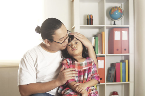 Ilustrasi Anak Perempuan Menangis saat Bersama Ayah. Foto: Shutterstock