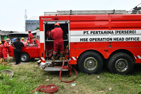 Damkar HSE Pertamina dalam membantu pembersihan lumbur di pemukiman warga terdampak banjir Bekasi. Foto: Dok. Pertamina