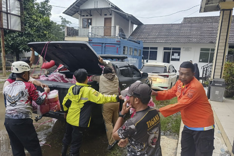 Kemensos menyalurkan bantuan bagi korban bencana tanah longsor dan banjir bandang di Kabupaten Sukabumi, Jawa Barat. Foto: Dok. Kemensos