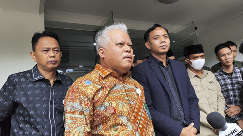 Kapuspenkum Kejagung Harli Siregar dan Direktur Eksekutif WALHI, Zenzi Suhadi, di Kejaksaan Agung, Jumat (7/3/2025).  Foto: Jonathan Devin/kumparan