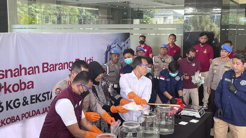 Polisi saat memusnahkan sabu sebanyak 26 kilogram dan 10.300 butir ekstasi milik gembong narkoba Fredy Pratama. Foto: Intan Alliva Khansa/kumparan