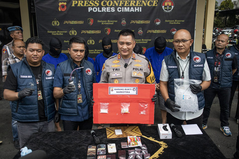 Kapolres Cimahi AKBP Tri Suhartanto (kedua kanan) beserta jajaran menunjukkan barang bukti saat pengungkapan kasus penyalahgunaan narkotika di Polres Cimahi, Kota Cimahi, Jawa Barat, Jumat (7/3/2025). Foto: Abdan Syakura/ANTARA FOTO