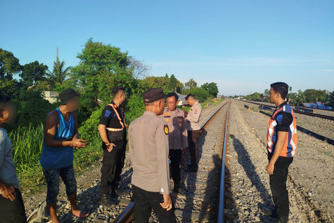 Fenomena ngabuburit di Jalur Kereta Api di Sumut.  Foto: Dok. Istimewa