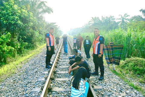 Fenomena ngabuburit di Jalur Kereta Api di Sumut.  Foto: Dok. Istimewa