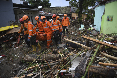 Personel Basarnas mengevakuasi korban meninggal akibat terjangan banjir bandang di Pelabuhanratu, Sukabumi, Jawa Barat, Jumat (7/3/2025). Foto: Akbar Nugroho Gumay/ANTARA FOTO