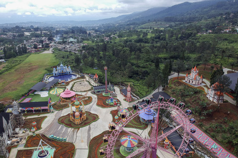 Foto udara objek wisata Hibisc Fantasy Puncak sebelum ditertibkan secara menyeluruh di Puncak Bogor, Jawa Barat, Jumat (7/3/2025). Foto: Yulius Satria Wijaya/ANTARA FOTO